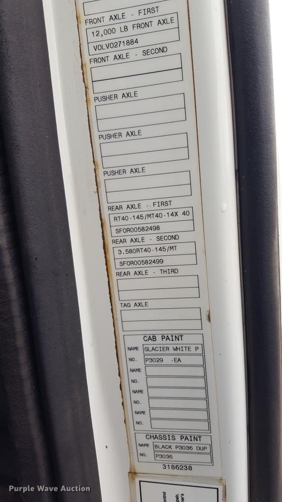 image for item EN9632 2009 Volvo VN semi truck