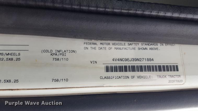 image for item EN9632 2009 Volvo VN semi truck