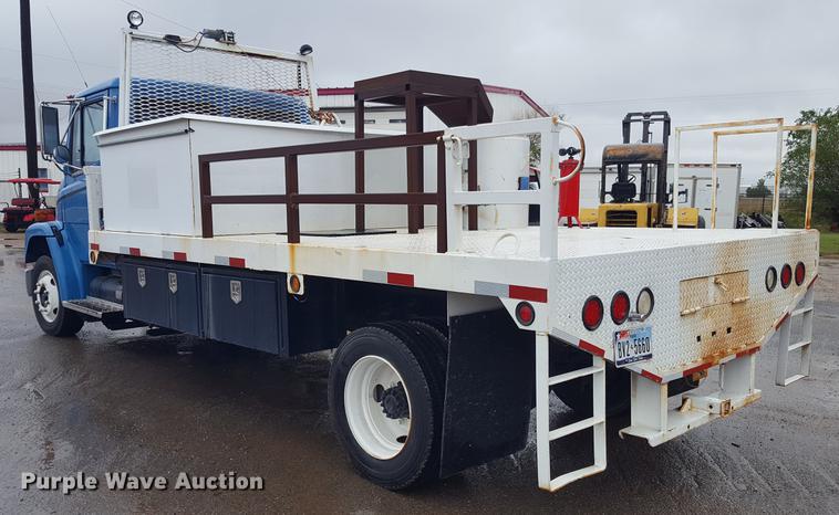 image for item EN9633 2001 Freightliner FL60 flatbed truck
