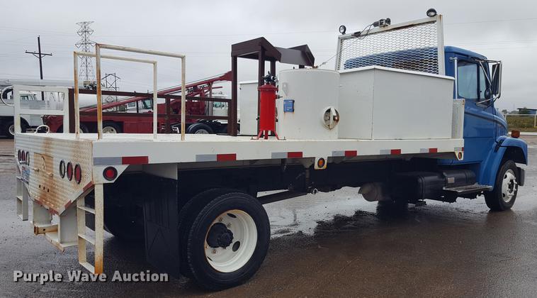 image for item EN9633 2001 Freightliner FL60 flatbed truck