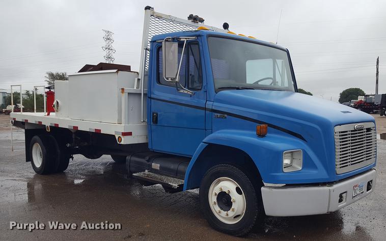 image for item EN9633 2001 Freightliner FL60 flatbed truck