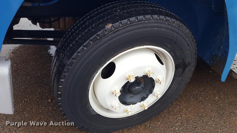 image for item EN9633 2001 Freightliner FL60 flatbed truck