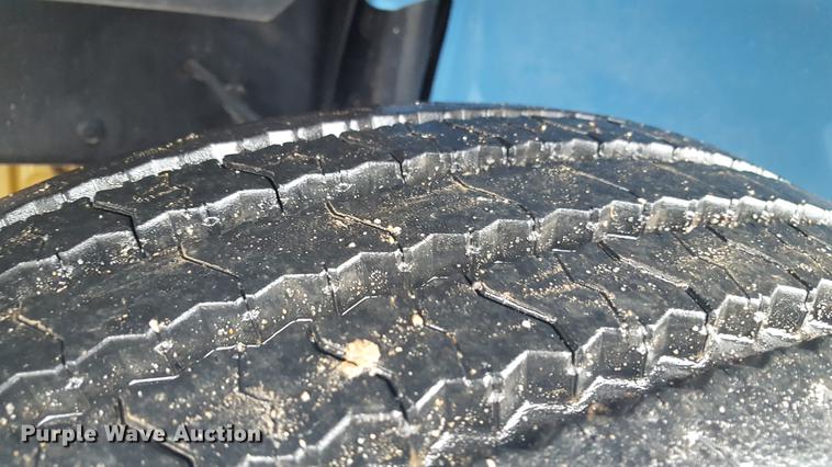 image for item EN9633 2001 Freightliner FL60 flatbed truck