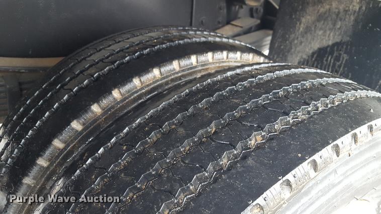 image for item EN9633 2001 Freightliner FL60 flatbed truck