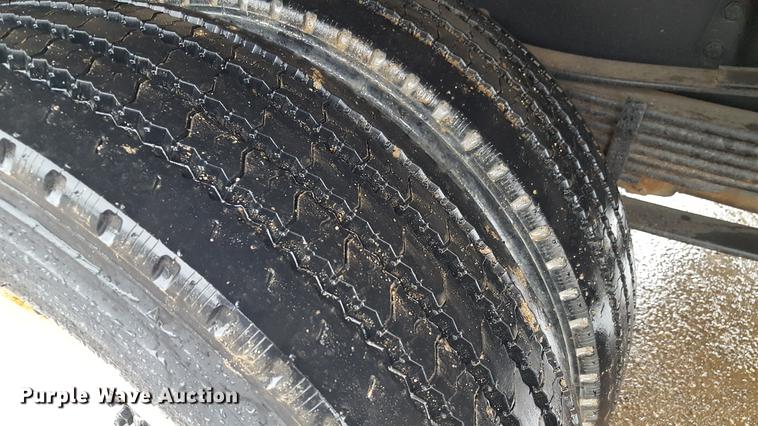 image for item EN9633 2001 Freightliner FL60 flatbed truck