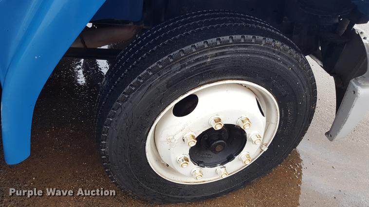 image for item EN9633 2001 Freightliner FL60 flatbed truck