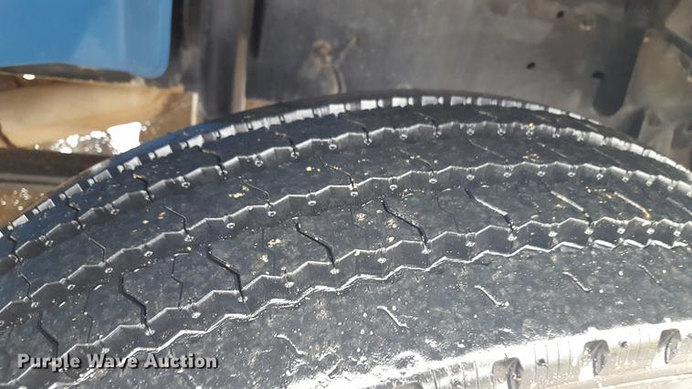 image for item EN9633 2001 Freightliner FL60 flatbed truck