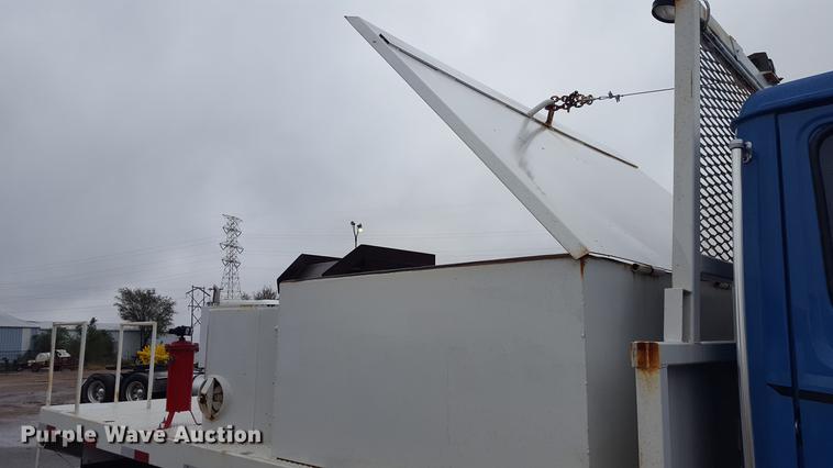 image for item EN9633 2001 Freightliner FL60 flatbed truck