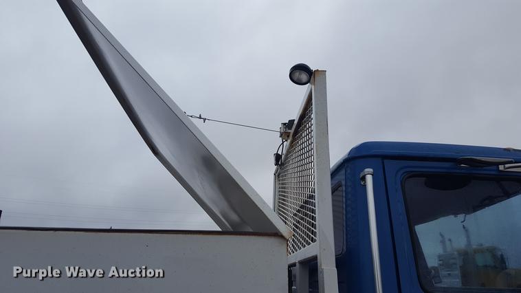 image for item EN9633 2001 Freightliner FL60 flatbed truck