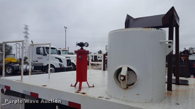 image for item EN9633 2001 Freightliner FL60 flatbed truck