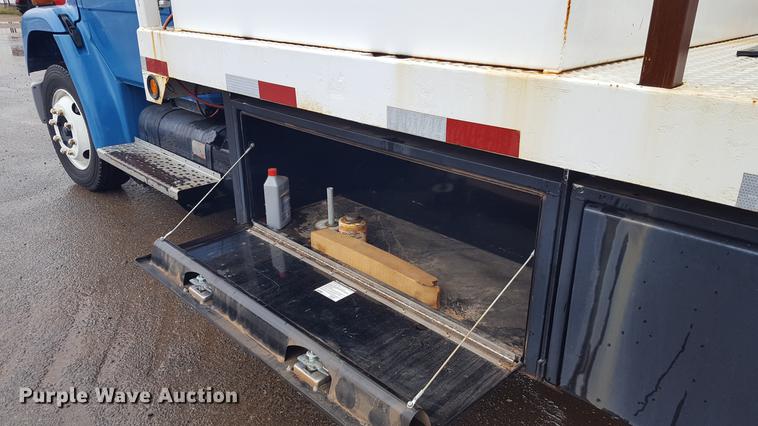 image for item EN9633 2001 Freightliner FL60 flatbed truck