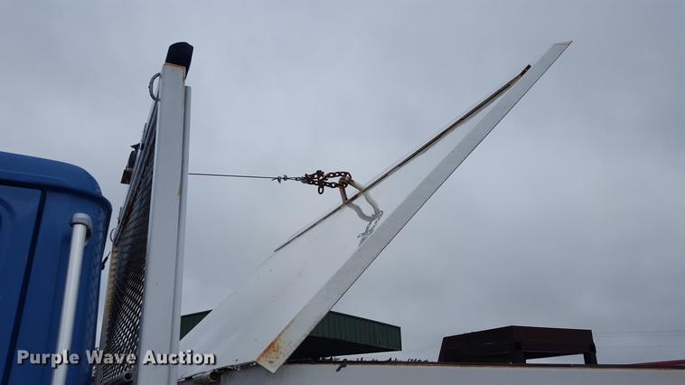 image for item EN9633 2001 Freightliner FL60 flatbed truck