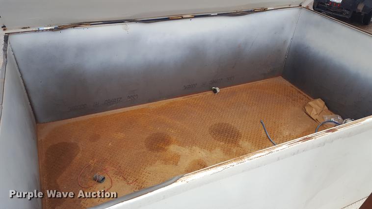 image for item EN9633 2001 Freightliner FL60 flatbed truck