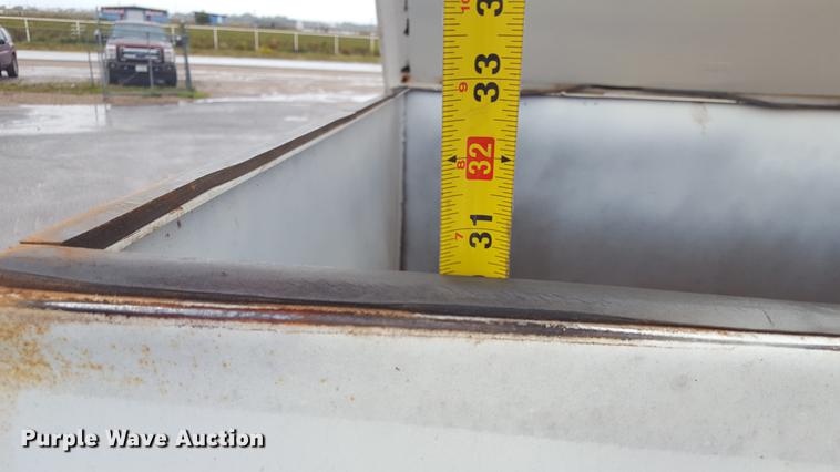 image for item EN9633 2001 Freightliner FL60 flatbed truck