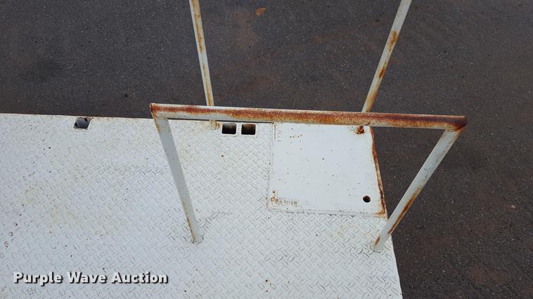 image for item EN9633 2001 Freightliner FL60 flatbed truck