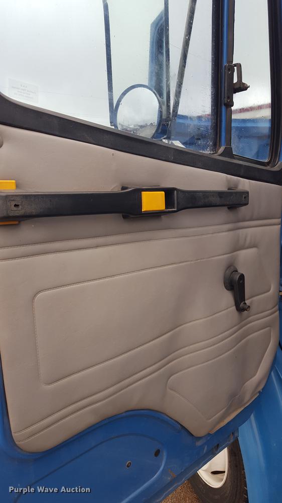 image for item EN9633 2001 Freightliner FL60 flatbed truck