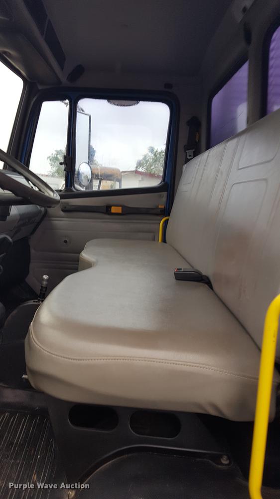 image for item EN9633 2001 Freightliner FL60 flatbed truck