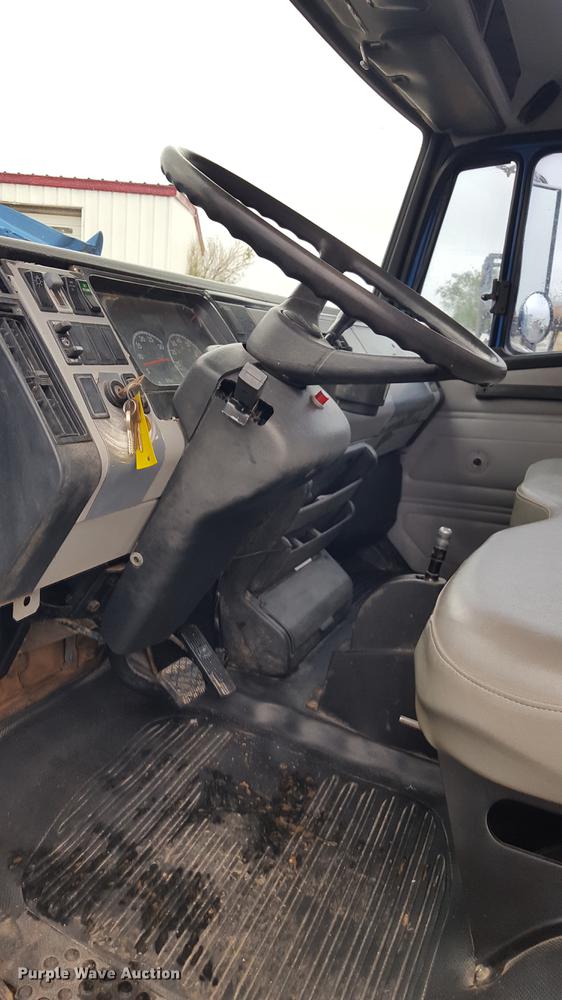 image for item EN9633 2001 Freightliner FL60 flatbed truck