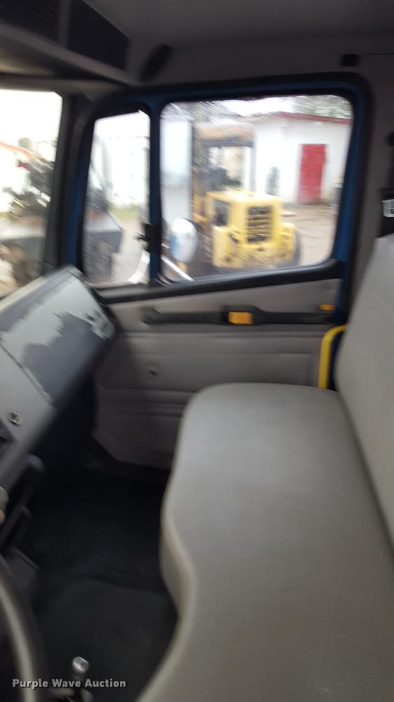 image for item EN9633 2001 Freightliner FL60 flatbed truck