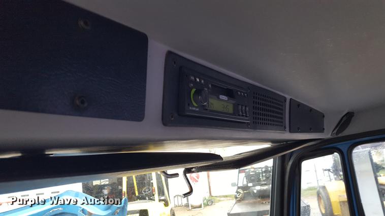 image for item EN9633 2001 Freightliner FL60 flatbed truck