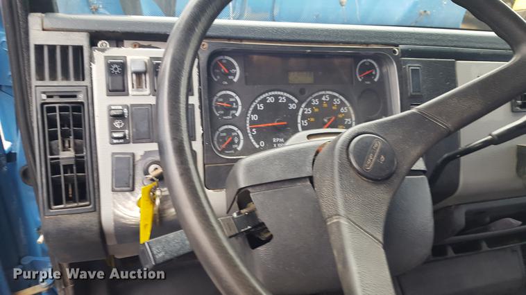 image for item EN9633 2001 Freightliner FL60 flatbed truck