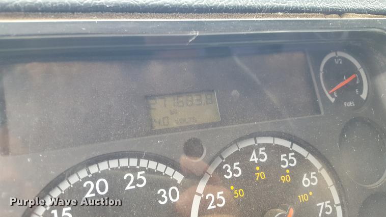 image for item EN9633 2001 Freightliner FL60 flatbed truck