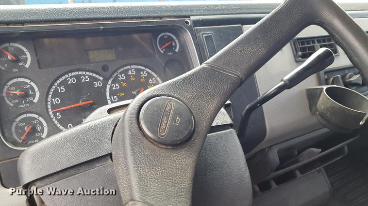 image for item EN9633 2001 Freightliner FL60 flatbed truck