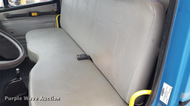 image for item EN9633 2001 Freightliner FL60 flatbed truck