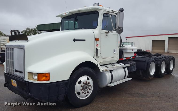 image for item EN9634 1995 International 9400 semi truck