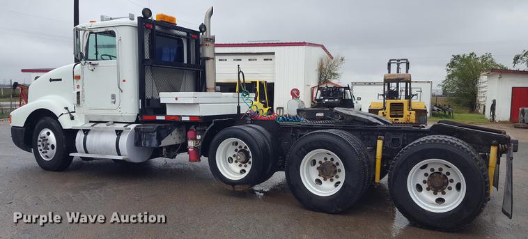 image for item EN9634 1995 International 9400 semi truck