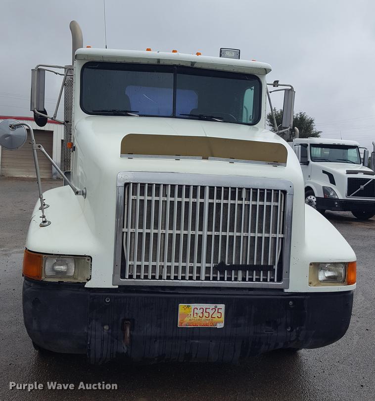 image for item EN9634 1995 International 9400 semi truck