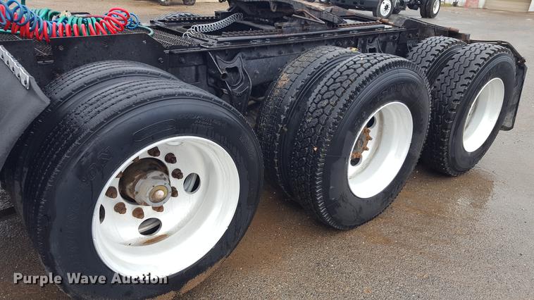 image for item EN9634 1995 International 9400 semi truck