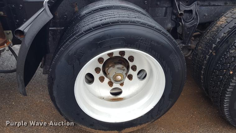 image for item EN9634 1995 International 9400 semi truck