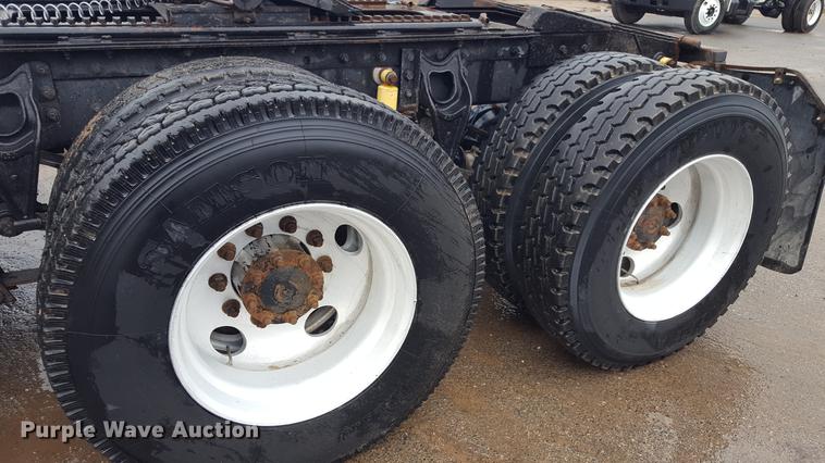 image for item EN9634 1995 International 9400 semi truck