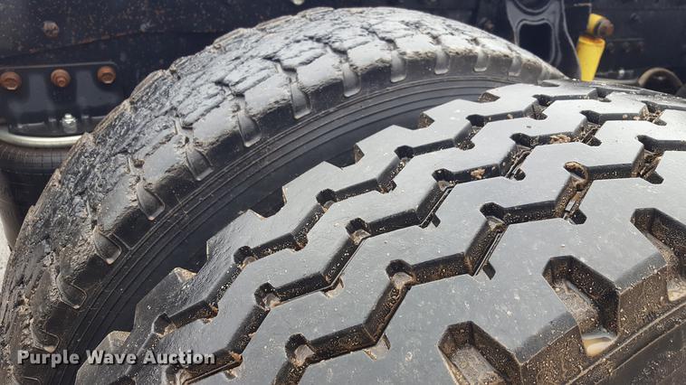 image for item EN9634 1995 International 9400 semi truck