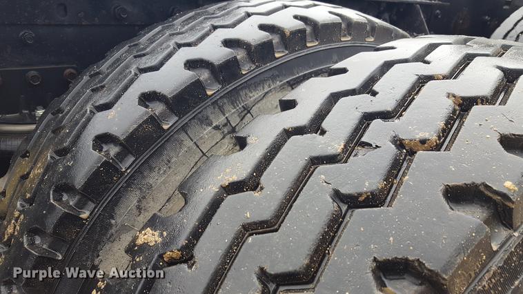 image for item EN9634 1995 International 9400 semi truck