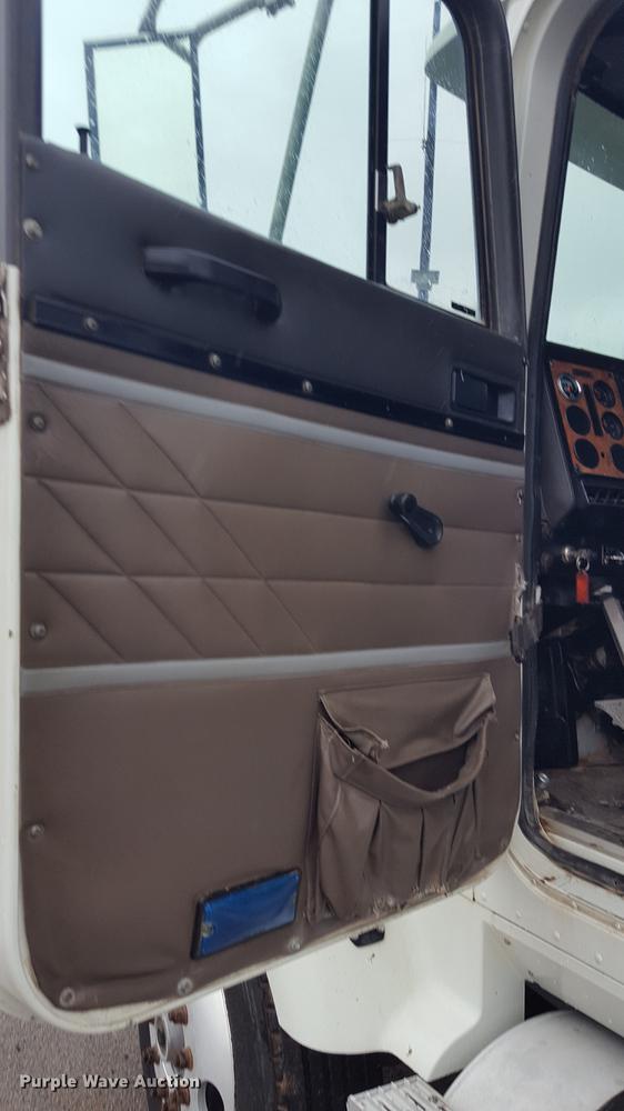 image for item EN9634 1995 International 9400 semi truck