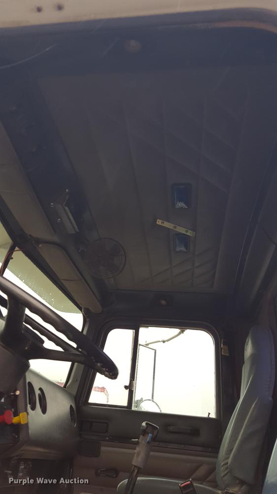 image for item EN9634 1995 International 9400 semi truck