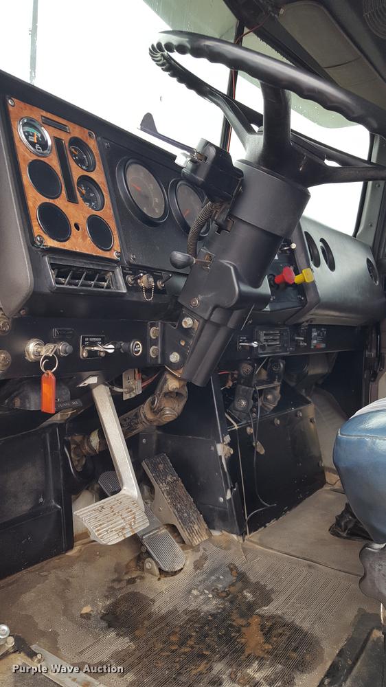 image for item EN9634 1995 International 9400 semi truck