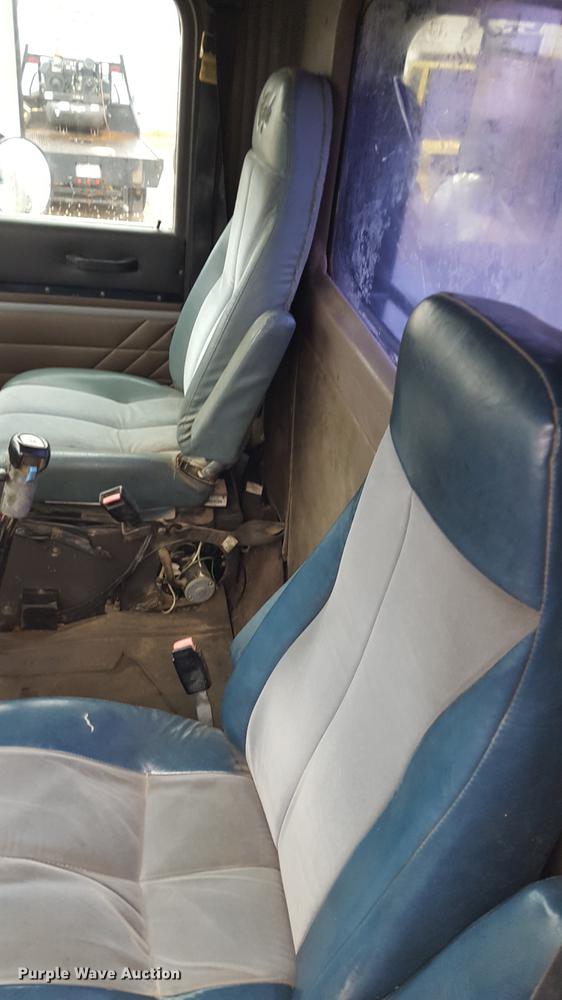 image for item EN9634 1995 International 9400 semi truck