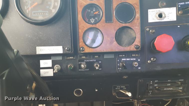 image for item EN9634 1995 International 9400 semi truck