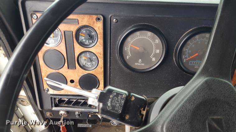 image for item EN9634 1995 International 9400 semi truck