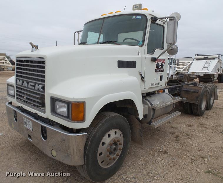 image for item EN9681 2007 Mack CNH613 semi truck