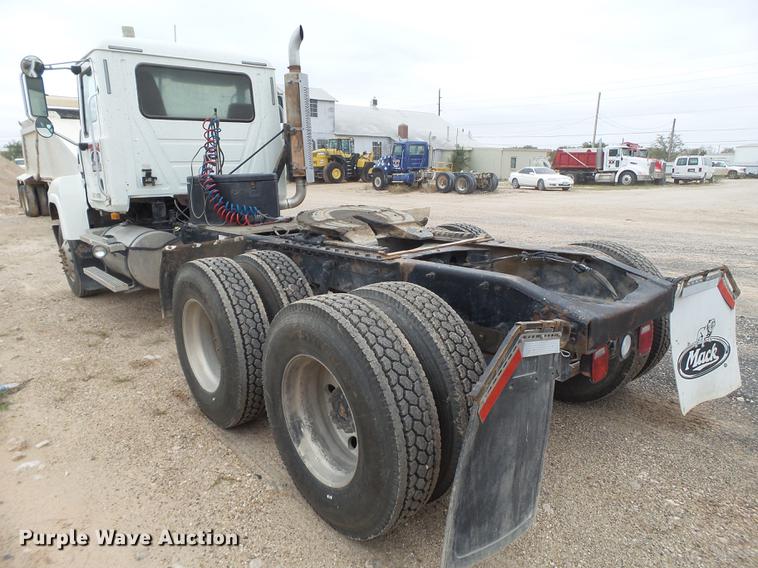 image for item EN9681 2007 Mack CNH613 semi truck