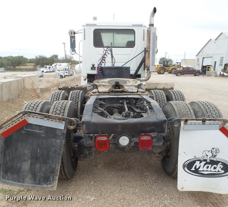 image for item EN9681 2007 Mack CNH613 semi truck