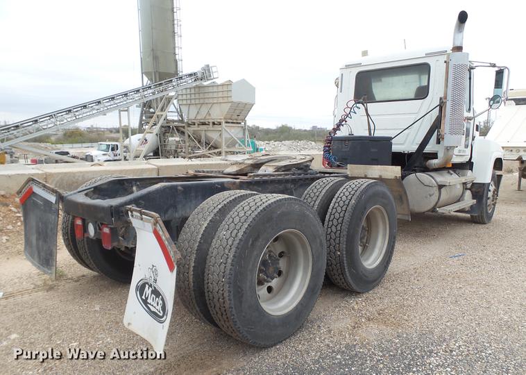 image for item EN9681 2007 Mack CNH613 semi truck