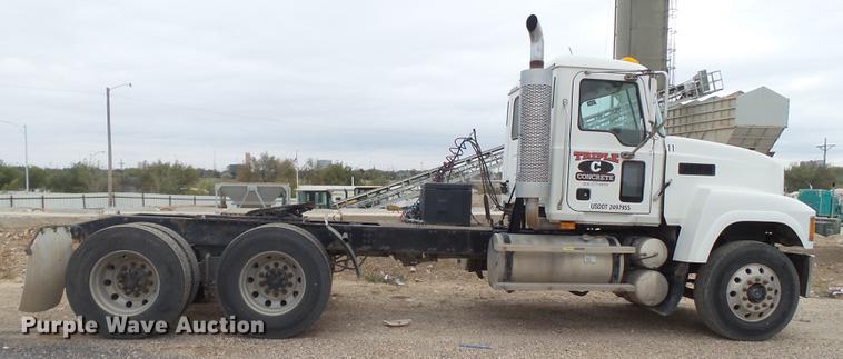 image for item EN9681 2007 Mack CNH613 semi truck