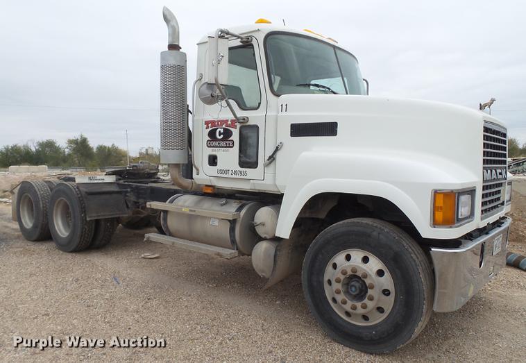 image for item EN9681 2007 Mack CNH613 semi truck