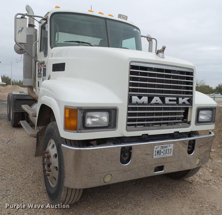 image for item EN9681 2007 Mack CNH613 semi truck