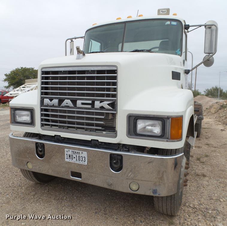image for item EN9681 2007 Mack CNH613 semi truck